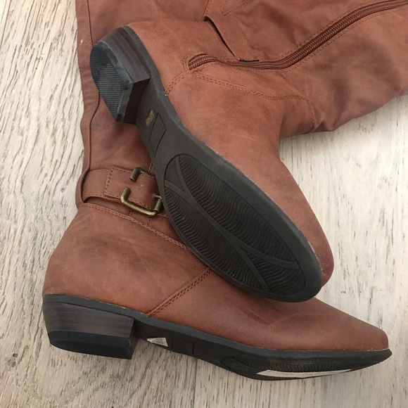 Boot - Picture 2 of 3